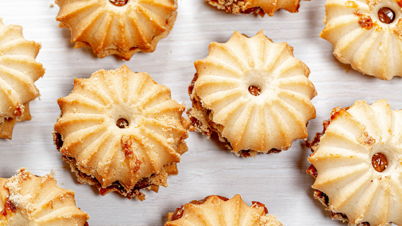 Вкусное печенье со сгущенкой на столе крупным планом