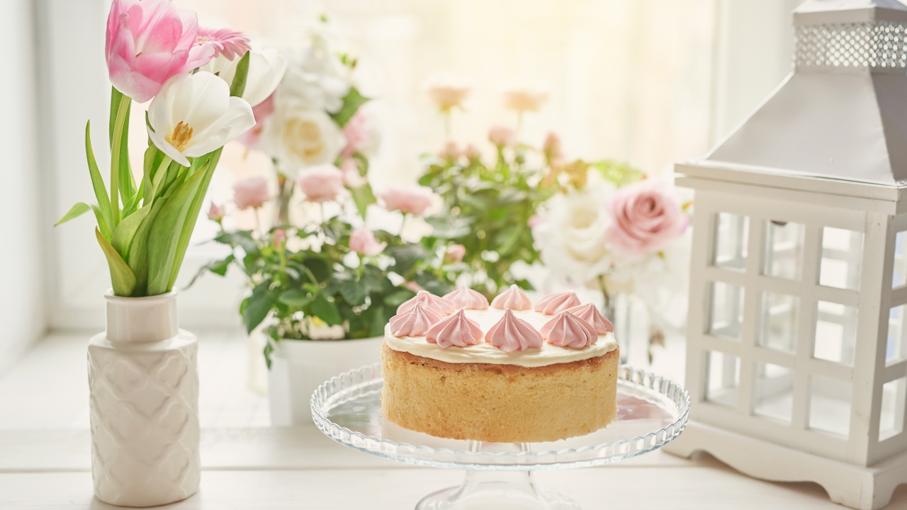 Вкусный пирог на столе с букетом тюльпанов 