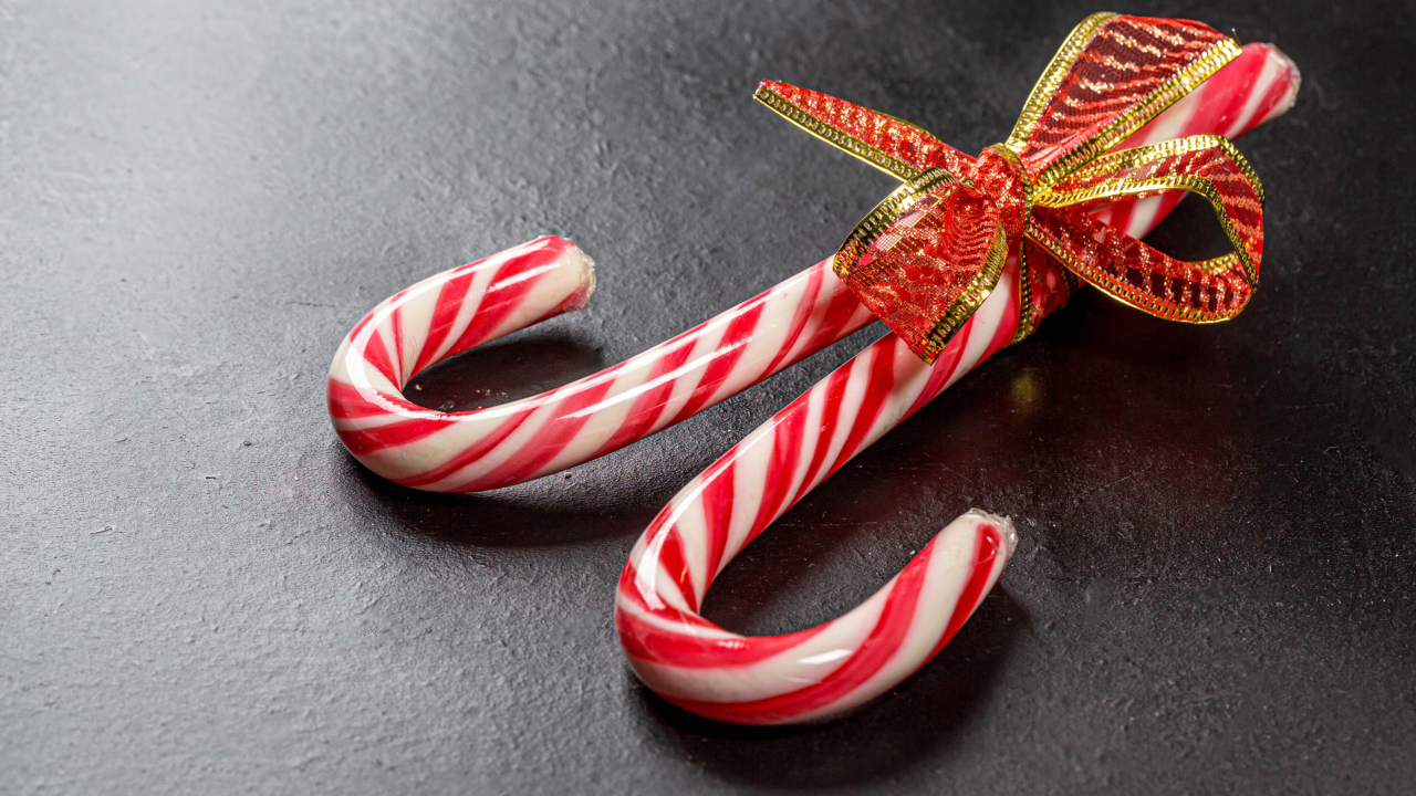 Два леденца перевязаны бантом на сером столе