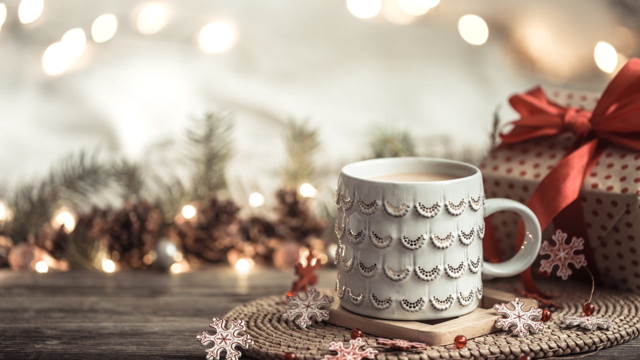 Красивая белая чашка какая на столе с подарком