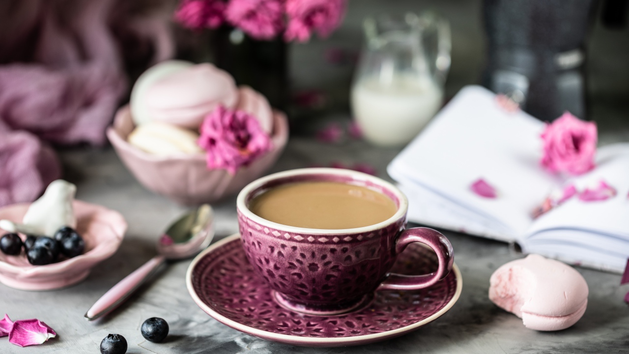 Чашка какая на столе с зефиром и цветами