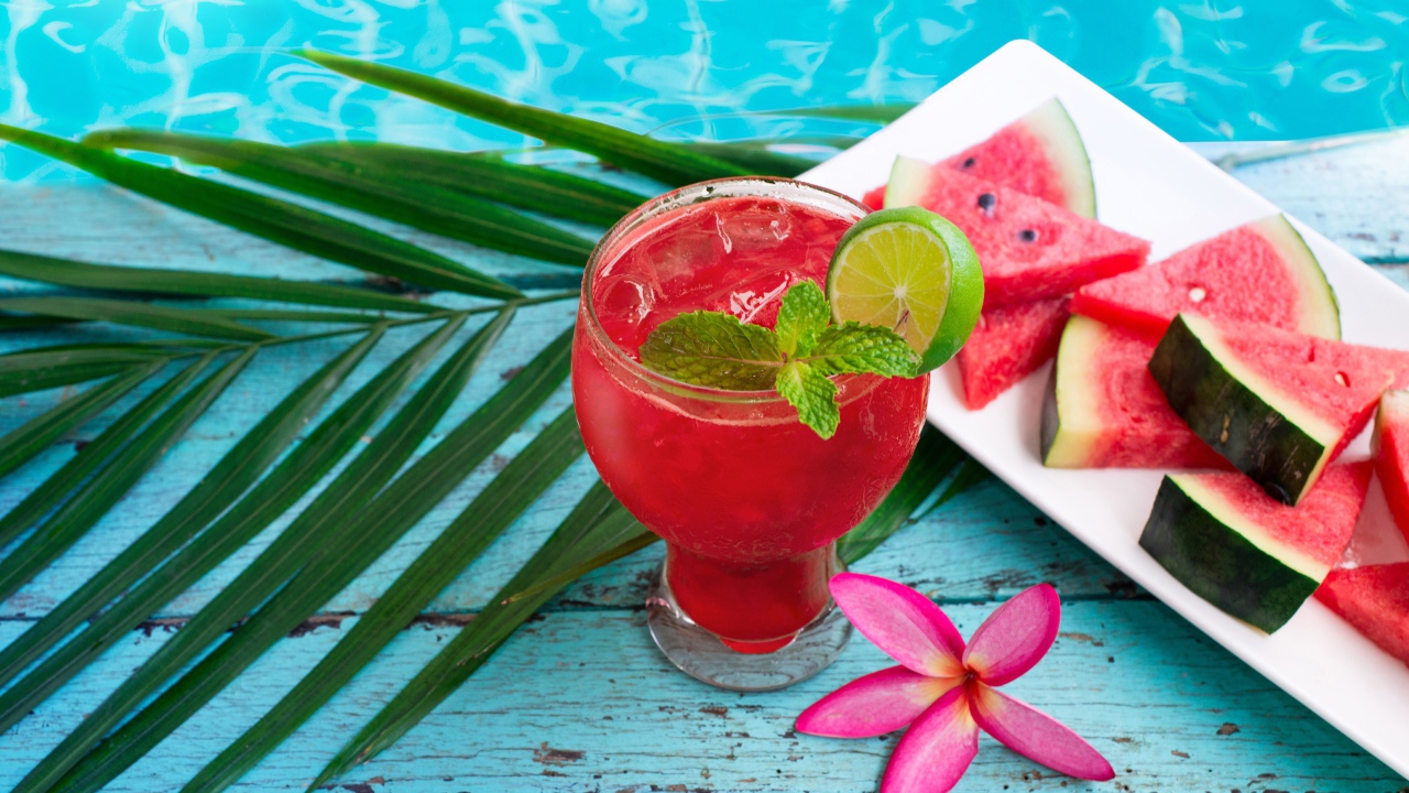 Стакан арбузного мохито у воды