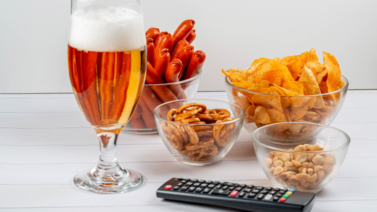 Пиво с закуской на столе  с пультом 