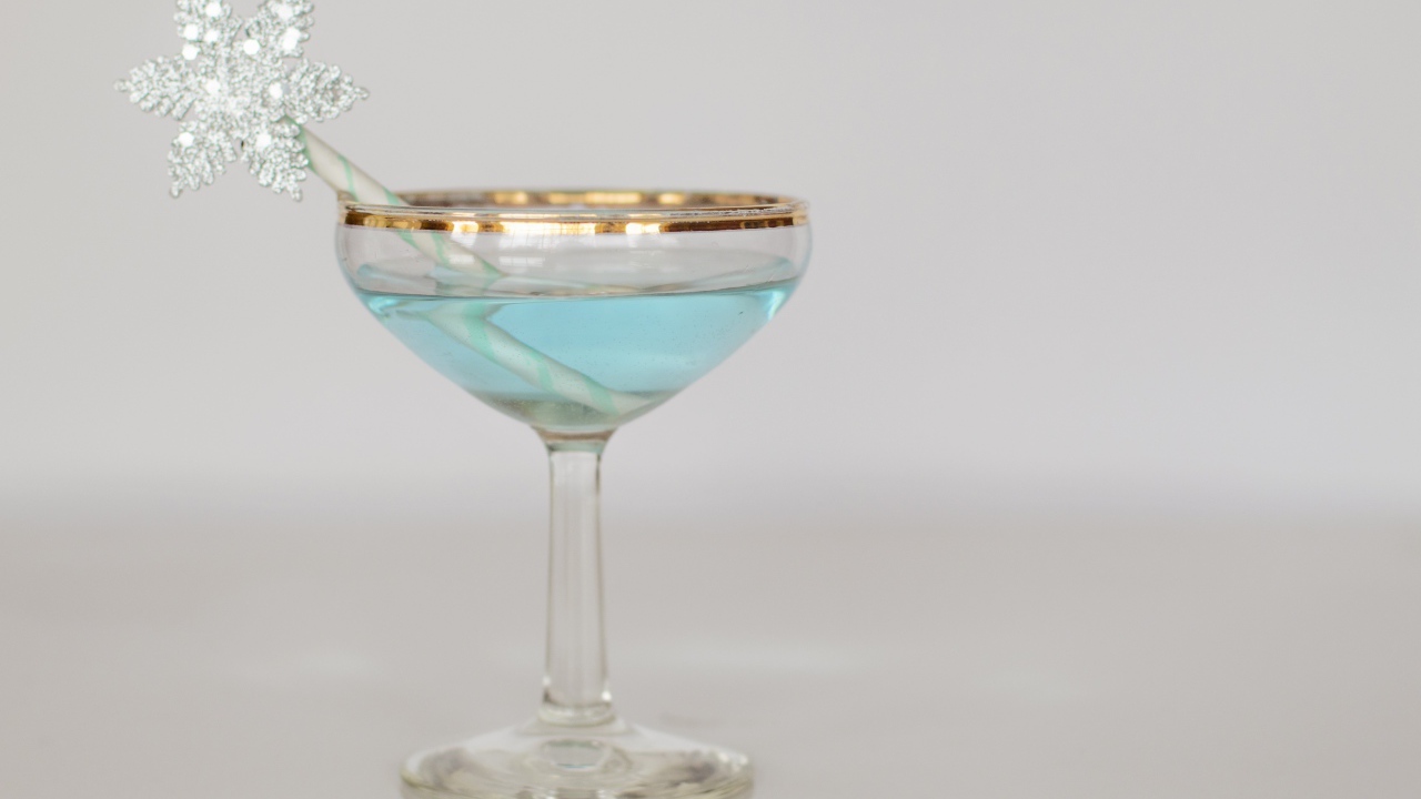 Голубой коктейль в бокале с трубочкой