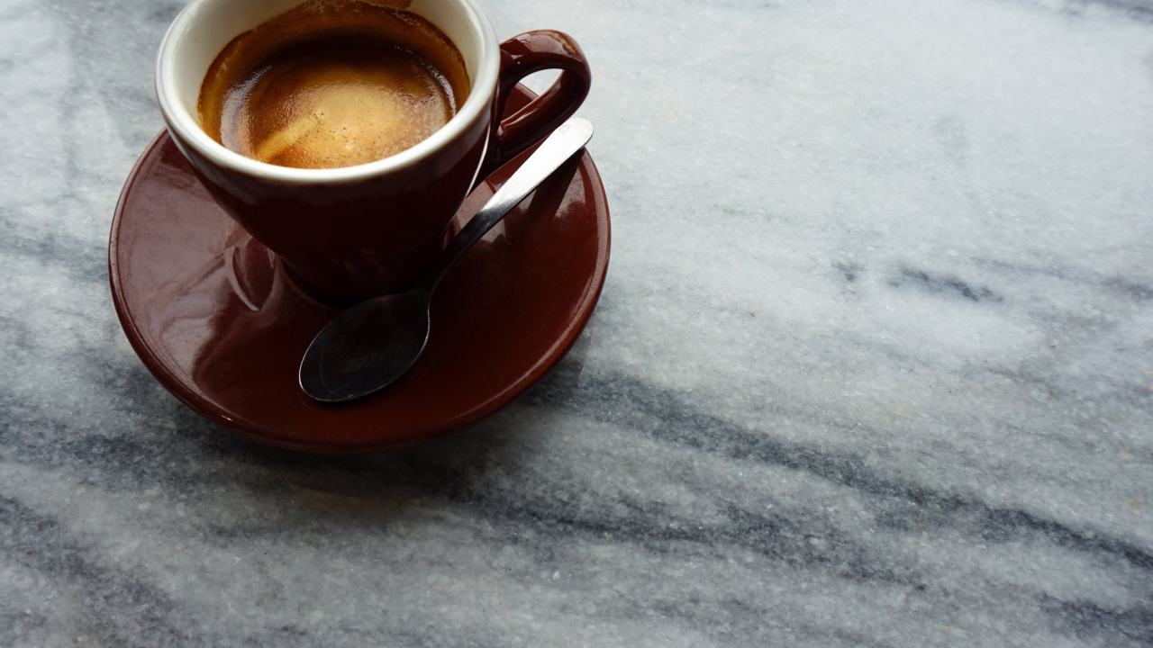 Коричневая чашка горячего кофе на столе 
