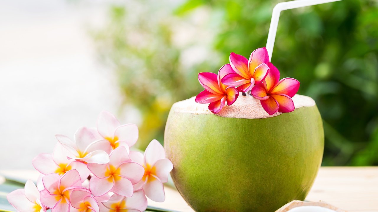 Коктейль в кокосе с цветами плюмерии 