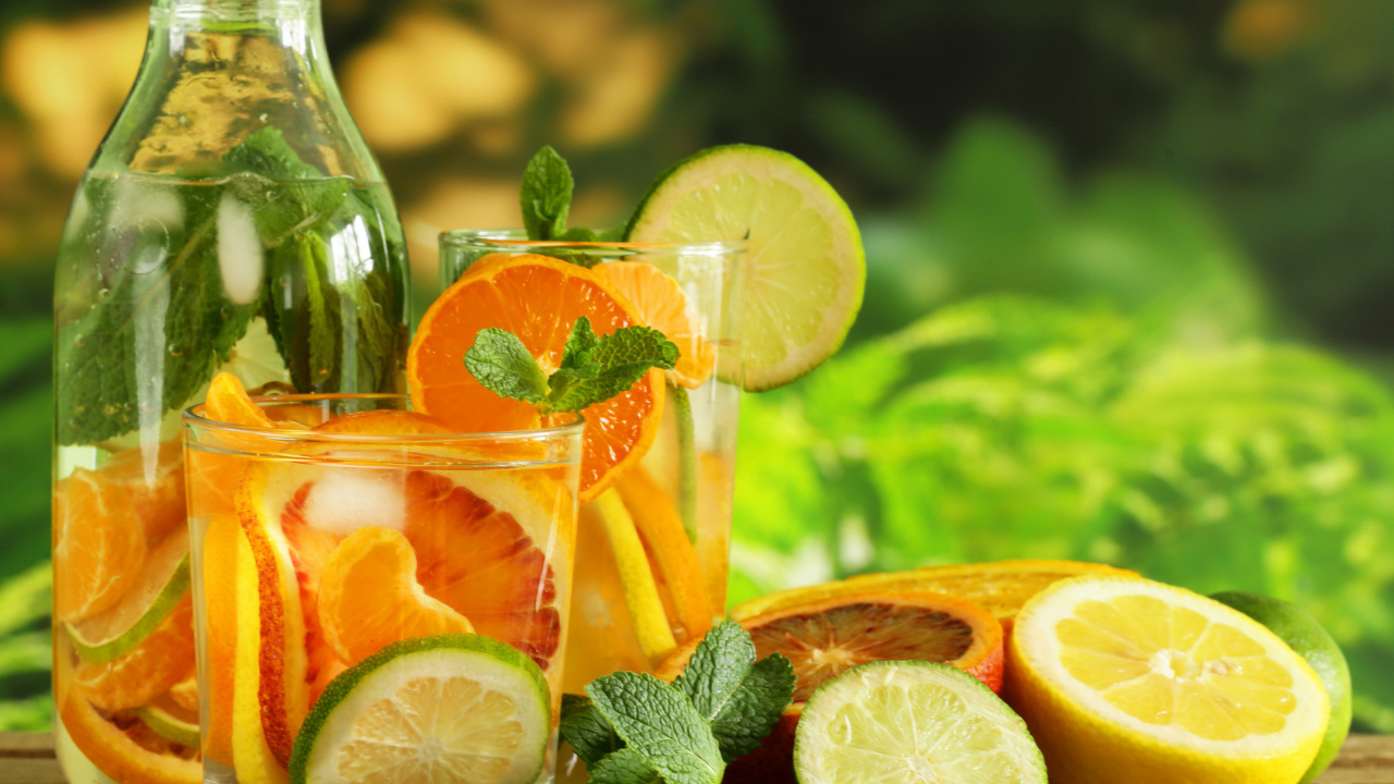 Холодный лимонад на столе с цитрусовыми