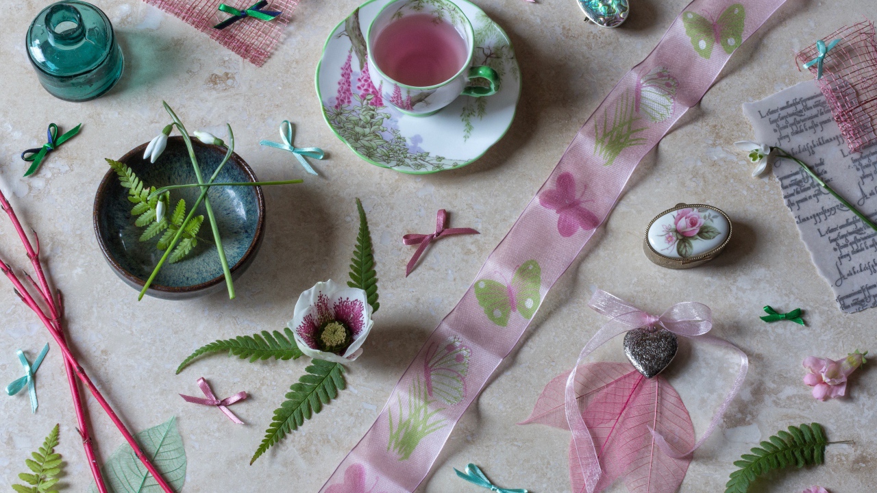 Чашка напитка на столе с лентами и украшениями