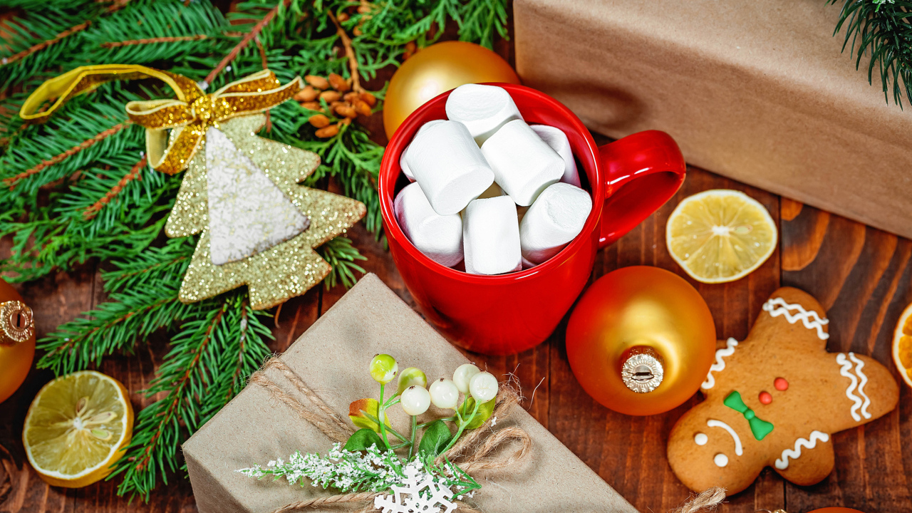 Чашка с маршмеллоу на столе с подарком, печеньем и еловой веткой