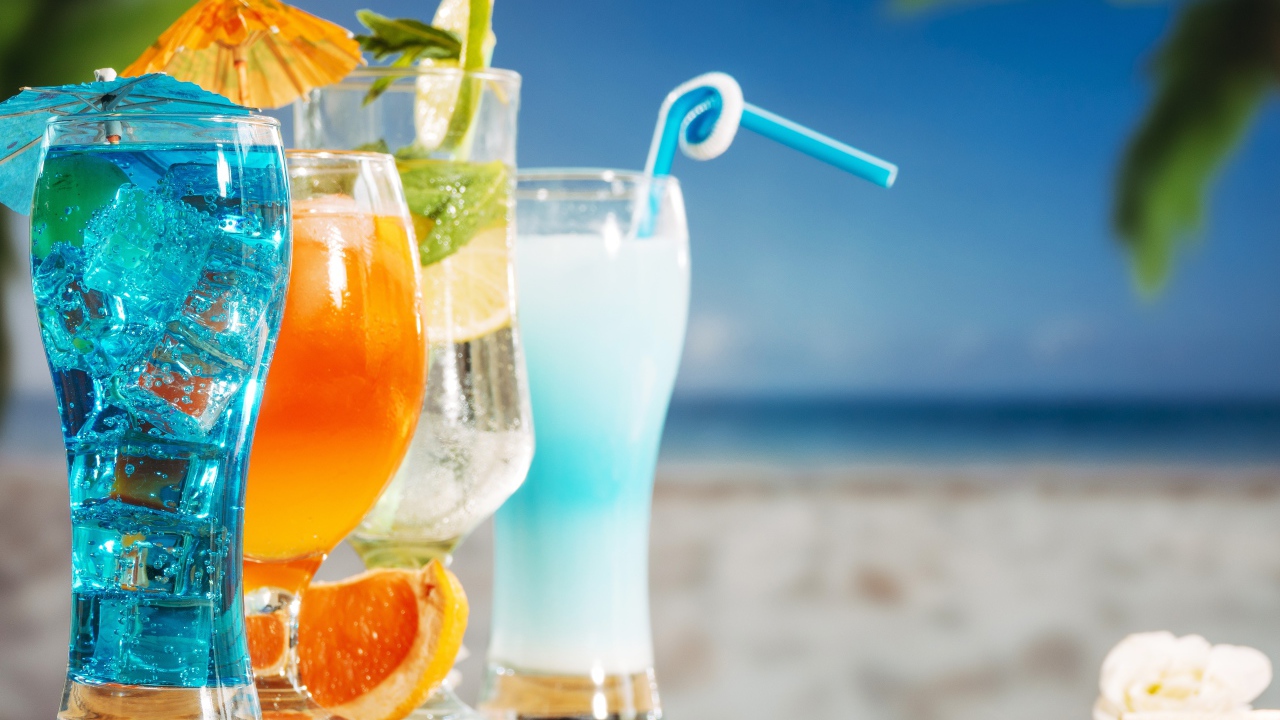 Четыре коктейля стоят на столе пляже 