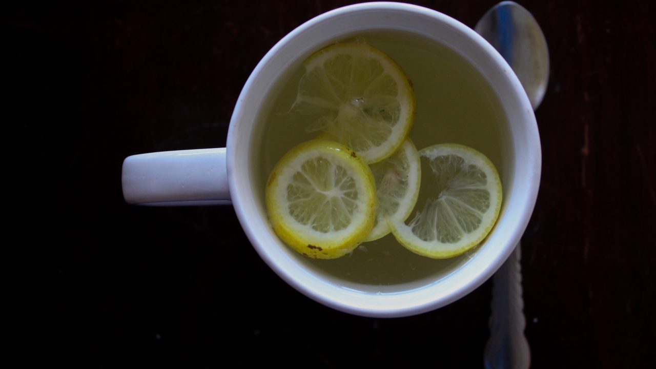 Зеленый чай с лимоном на черном фоне