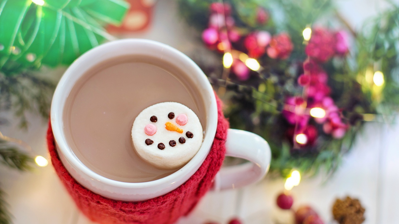 Горячий шоколад с маршмеллоу с лицом снеговика