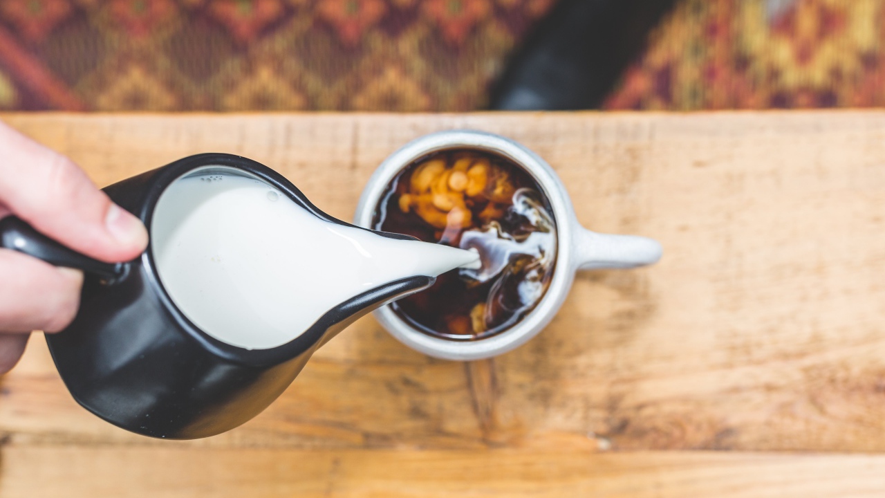 Молоко наливают в горячий ароматный  кофе