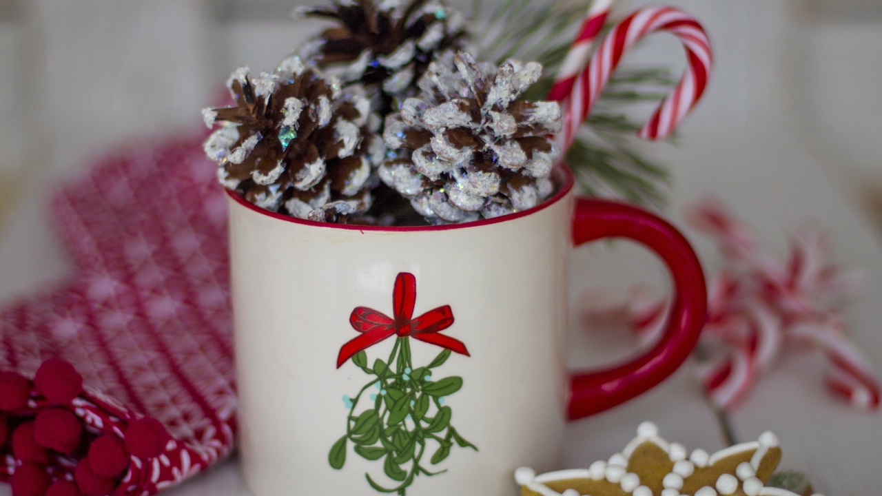 Кружка с декоративными шишками и конфетами