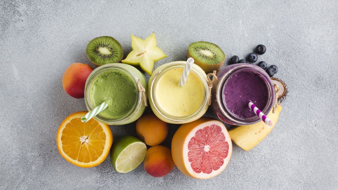 Смузи в банках на столе в ягодами и фруктами