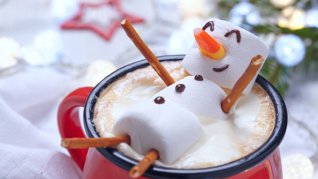 Снеговик с маршмеллоу в чашке в какао 