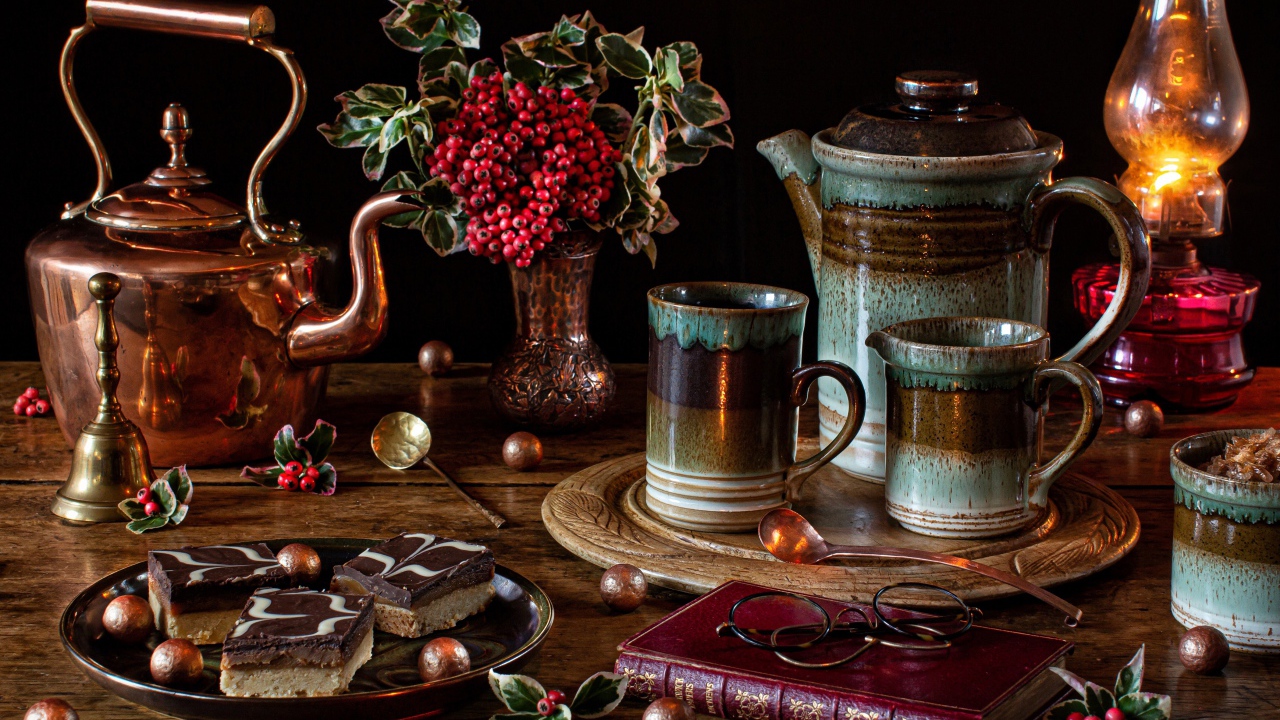 Стол на чаепитие с книгой и пирожными