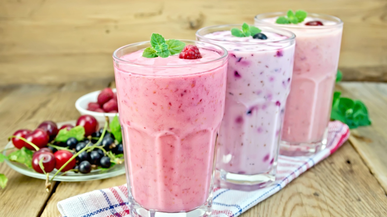 Три стакана ягодного смузи на столе