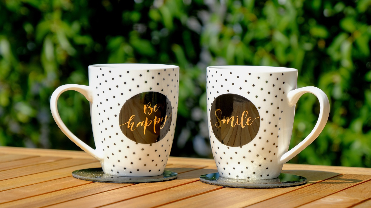 Две красивые чашки на столе на улице