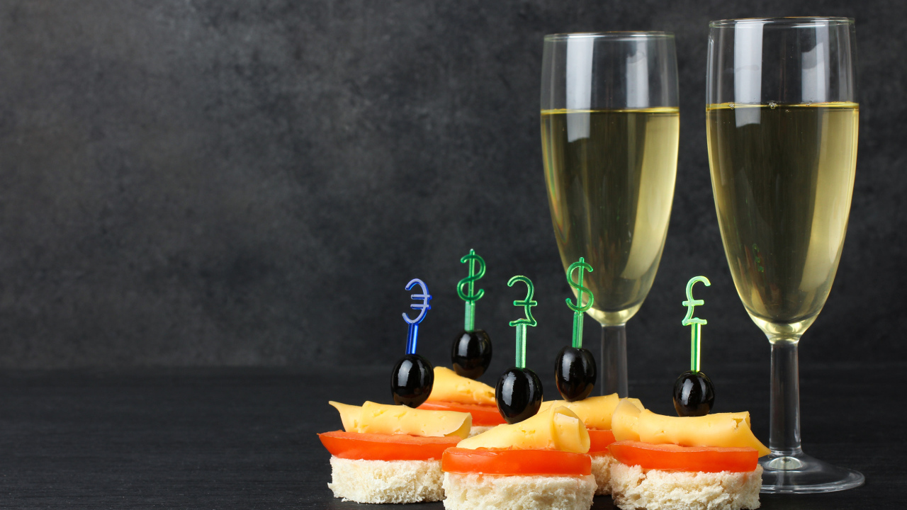 Два бокала шампанского на столе с канапе