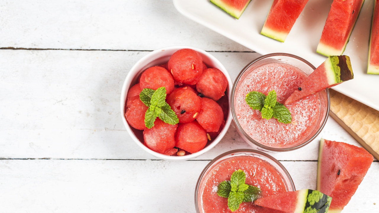 Два стакана смузи на столе с арбузом