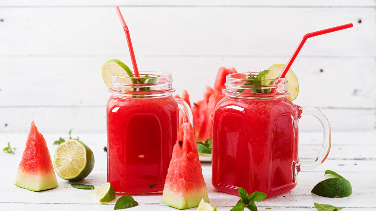 Арбузный коктейль на столе с лаймом и кусочками арбуза