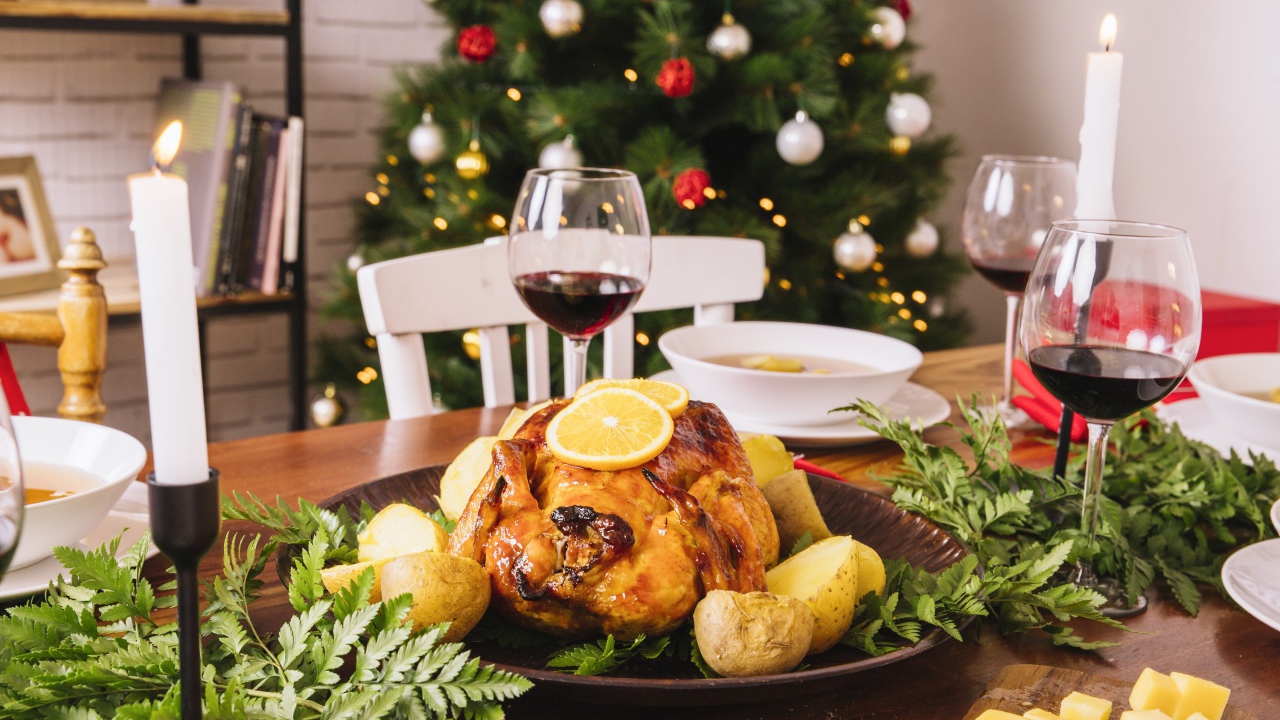 Рождественский гусь с картофелем на праздничном столе 