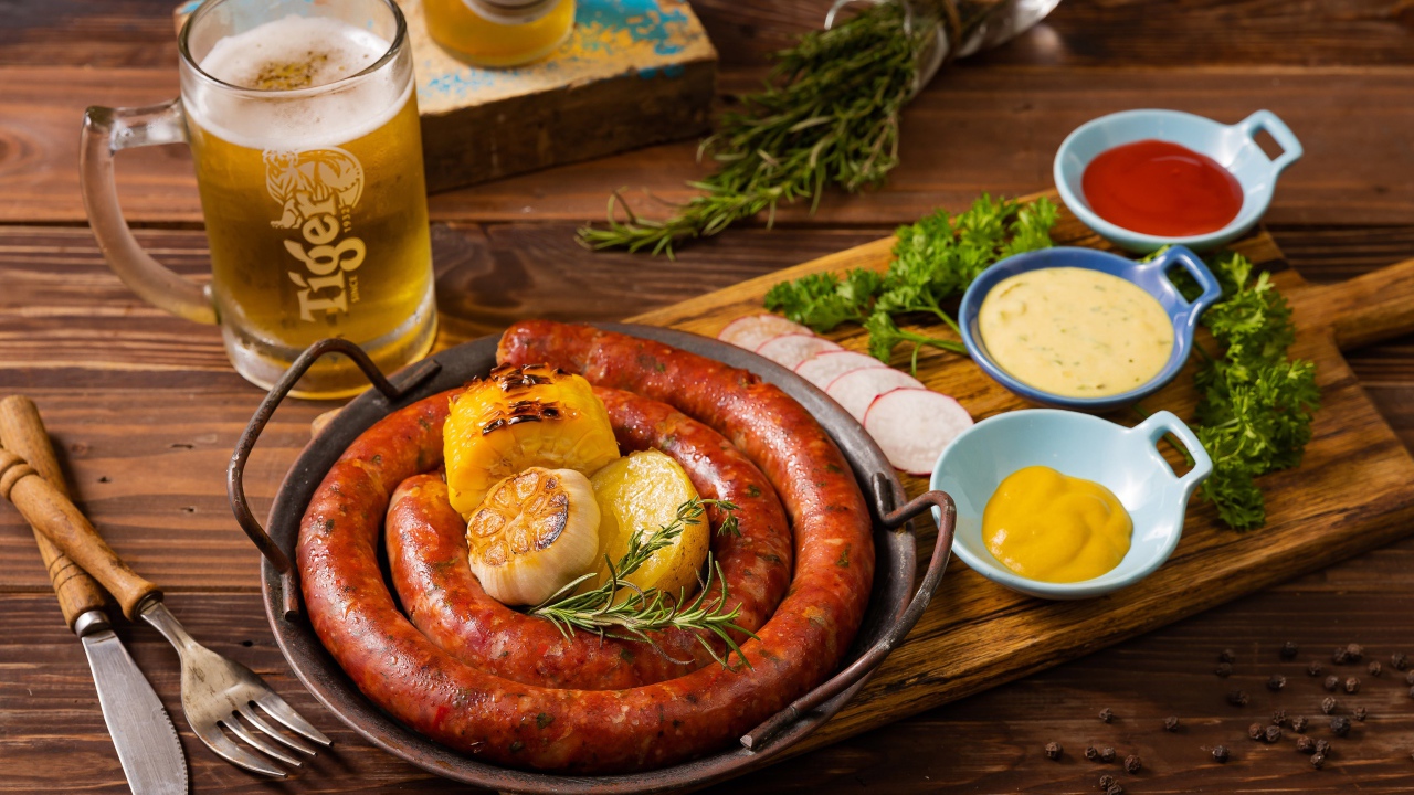 Домашняя колбаса с овощами с соусом и пивом