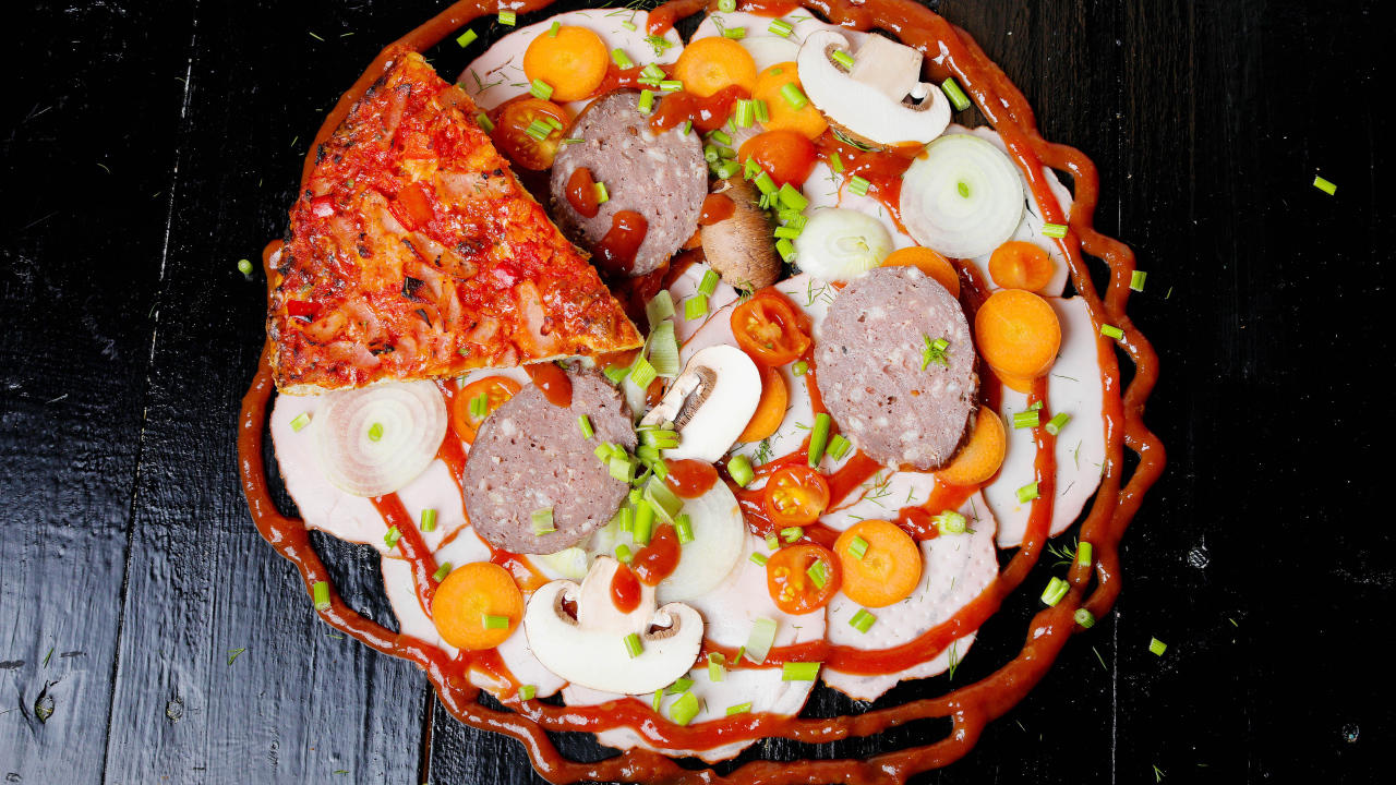 Пицца с овощами и колбасой на столе с кетчупом 