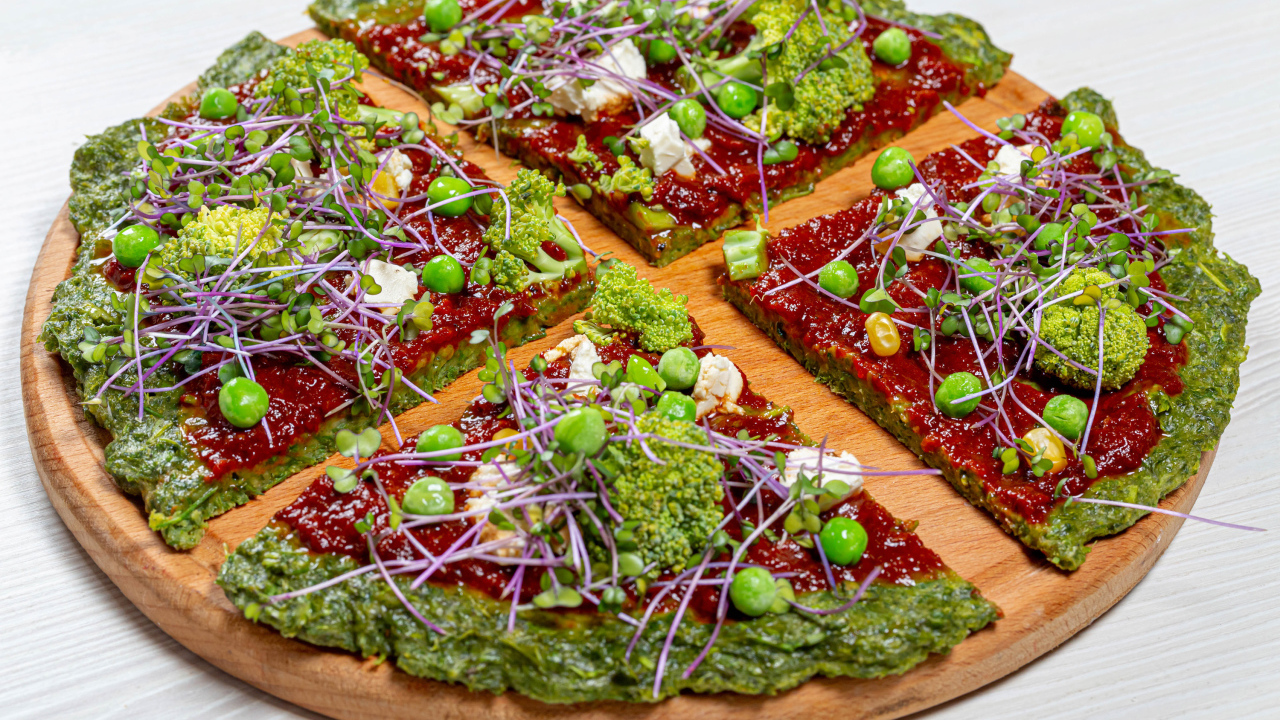 Вегетарианская пицца на доске на сером фоне