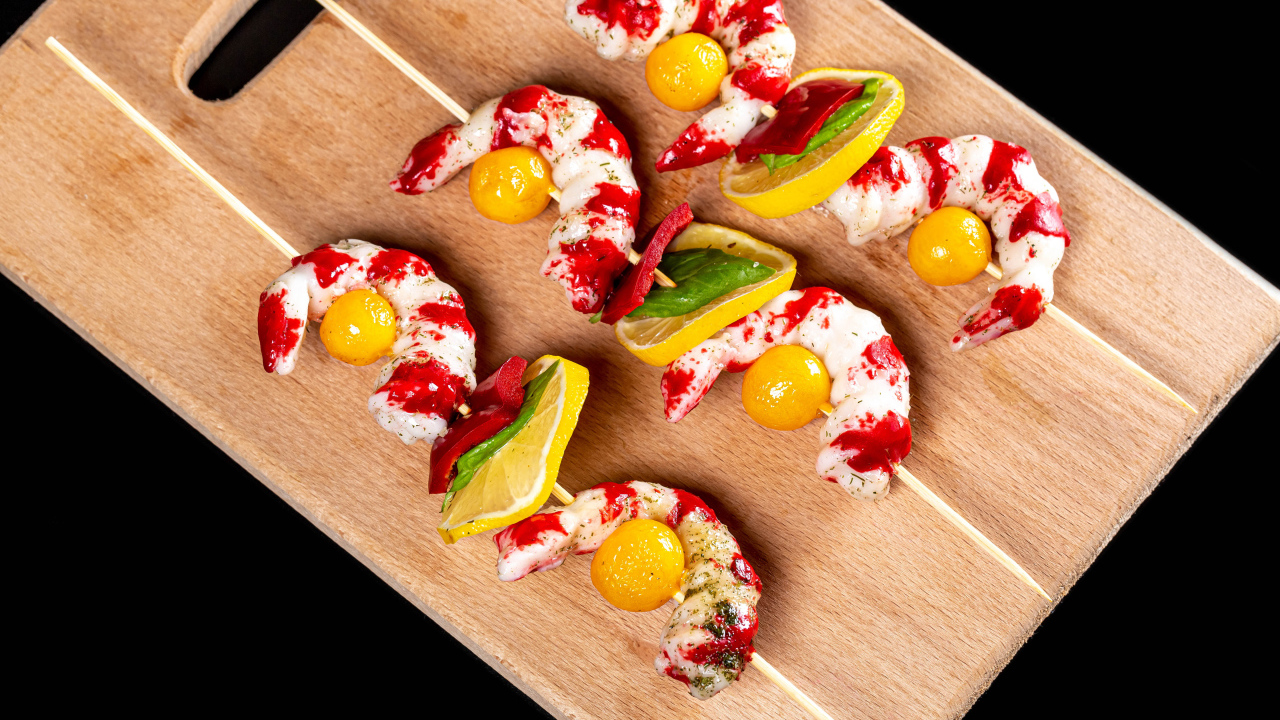 Креветки на шпажках с лимоном