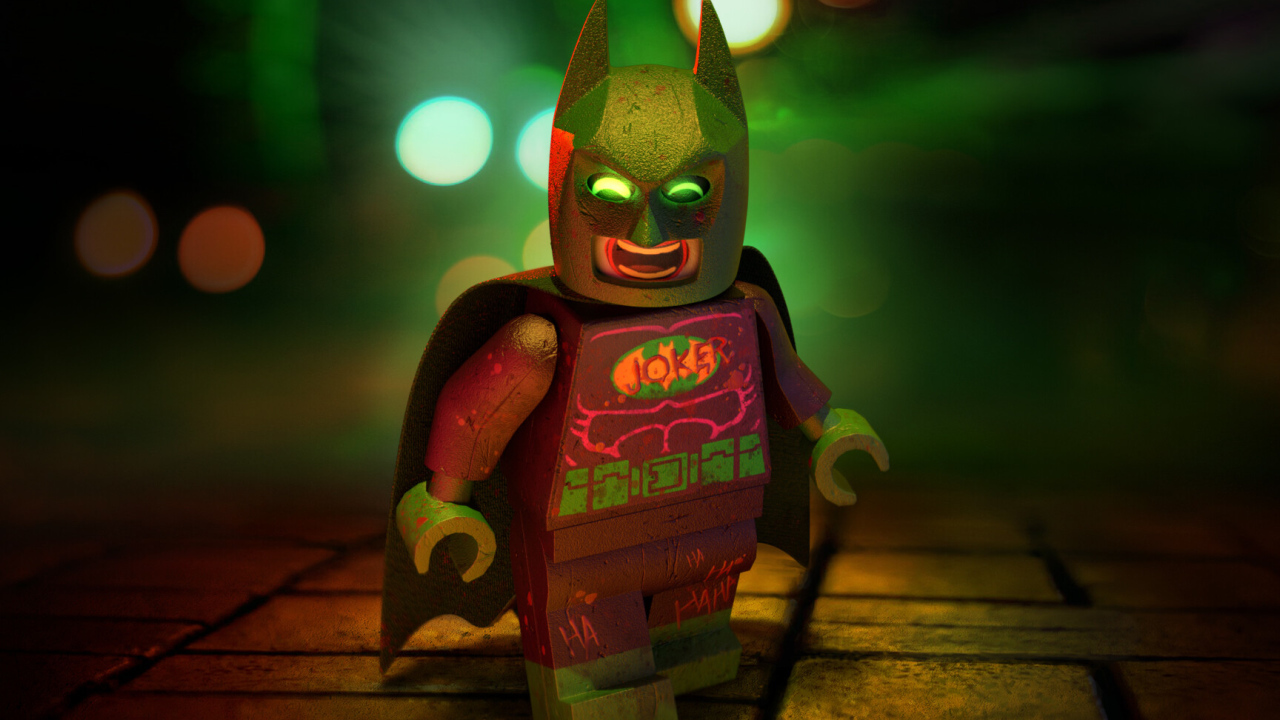 Персонаж Джокер лего в маске Бэтмена крупным планом