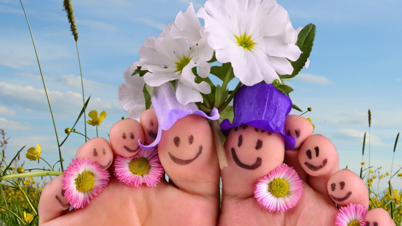 Мордочки нарисованные на ногах с цветами