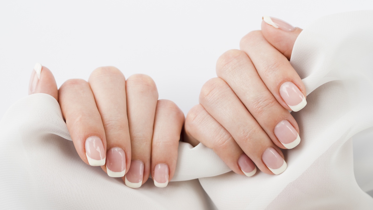 Красивый аккуратный маникюр у девушки 