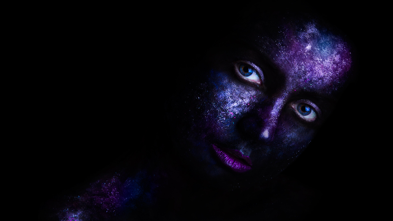 Девушка с красной на лице на черном фоне