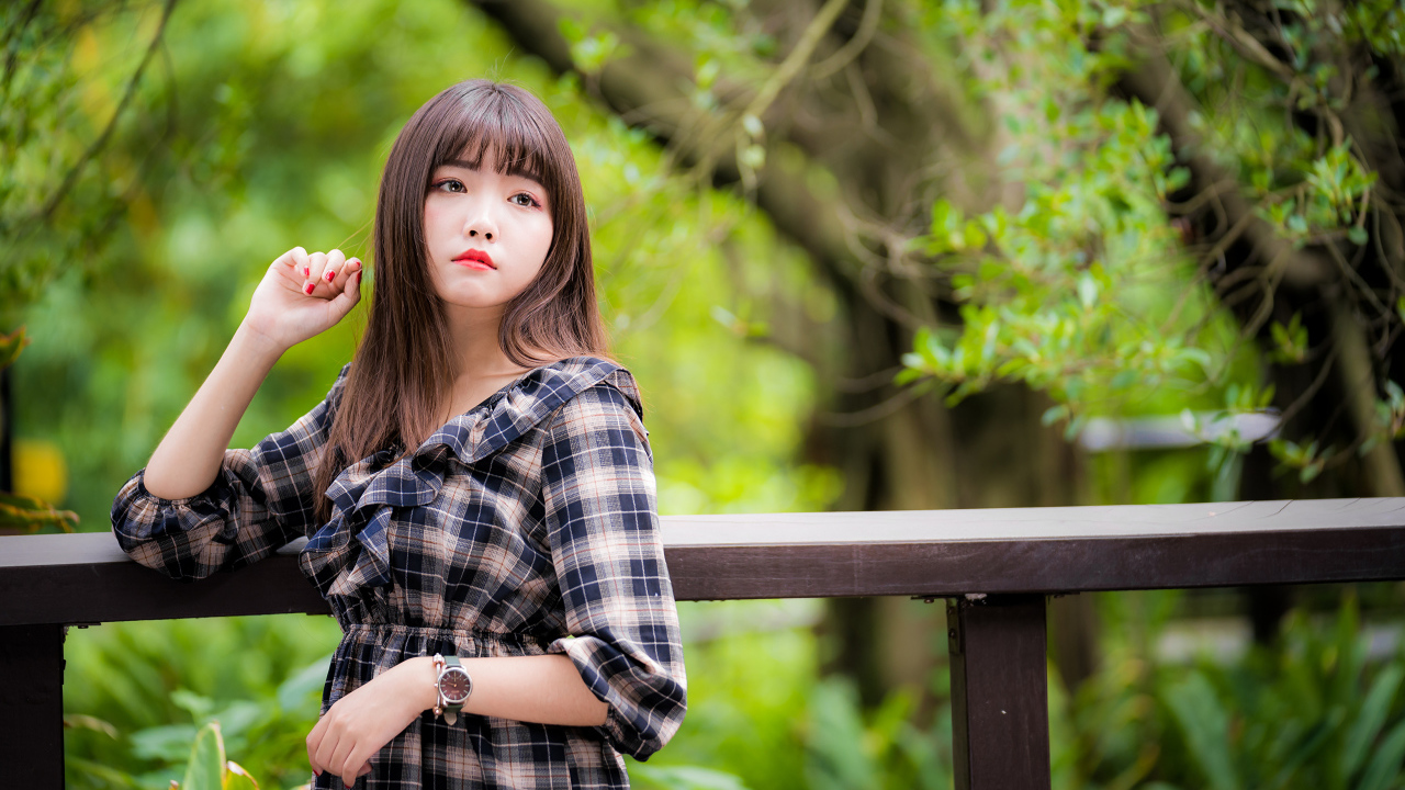 Девушка азиатка в платье в клеточку