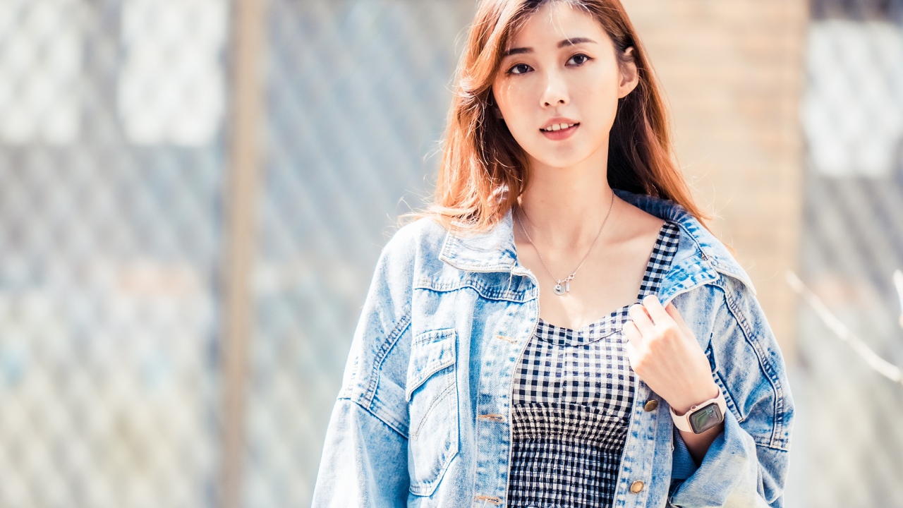 Азиатка в джинсовой куртке на улице 