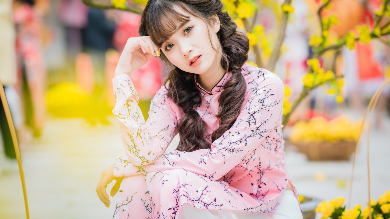 Красивая девушка азиатка в красивом розовом наряде в парке