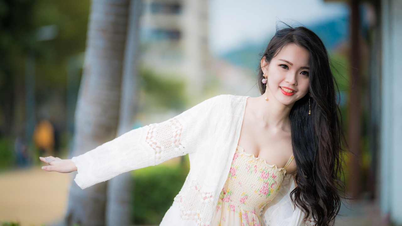 Красивая девушка азиатка в белой вязаной кофте