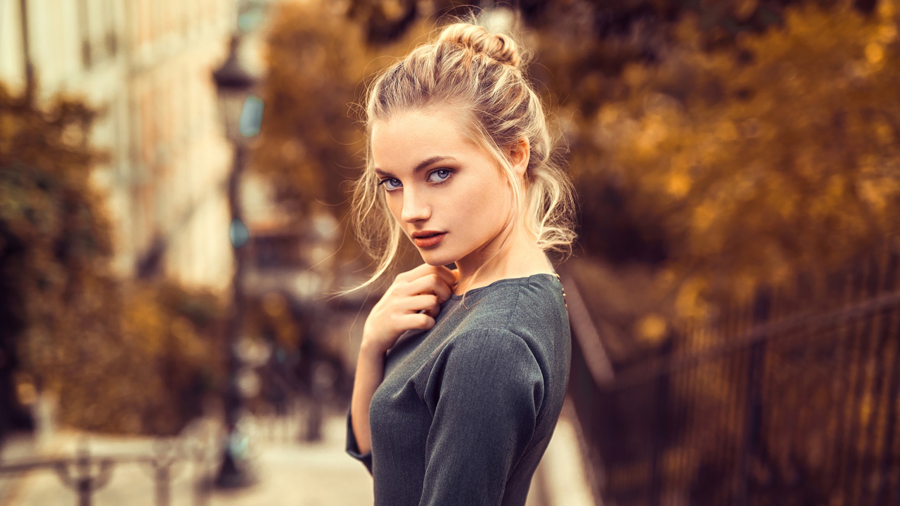 Красивая голубоглазая блондинка в сером платье