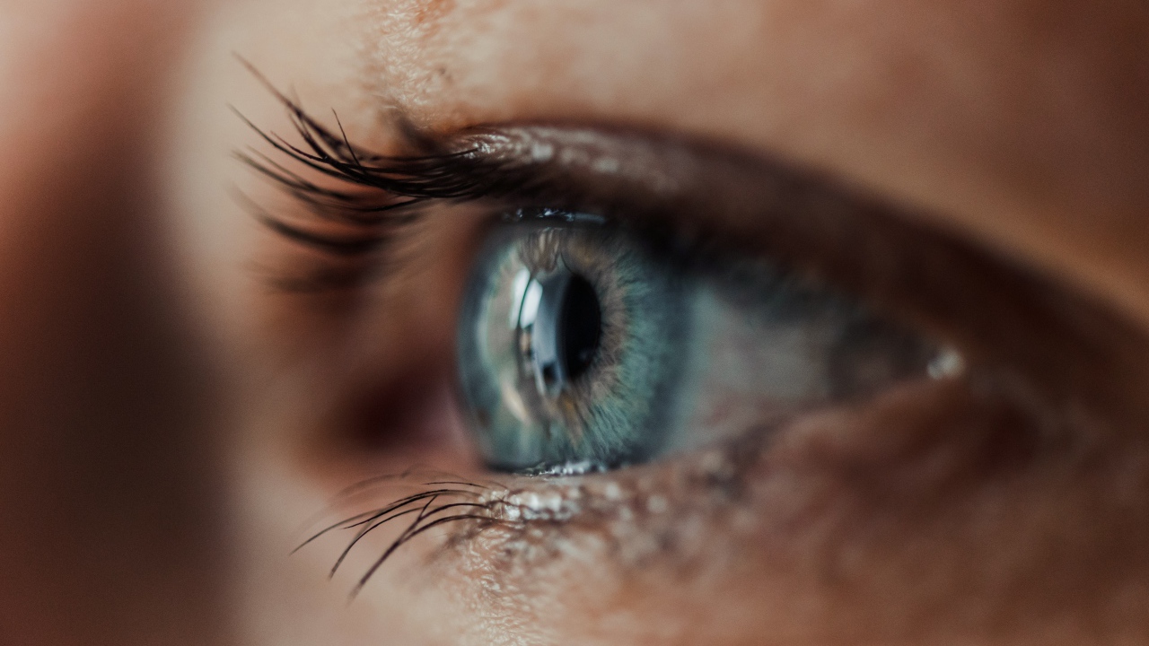 Красивый голубой глаз девушки крупным планом