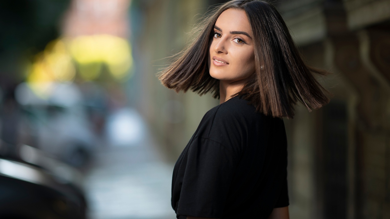 Красивая кареглазая брюнетка в черном платье 