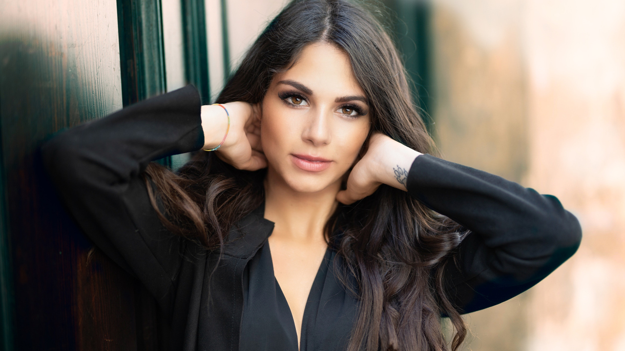 Красивая кареглазая девушка в черной рубашке 