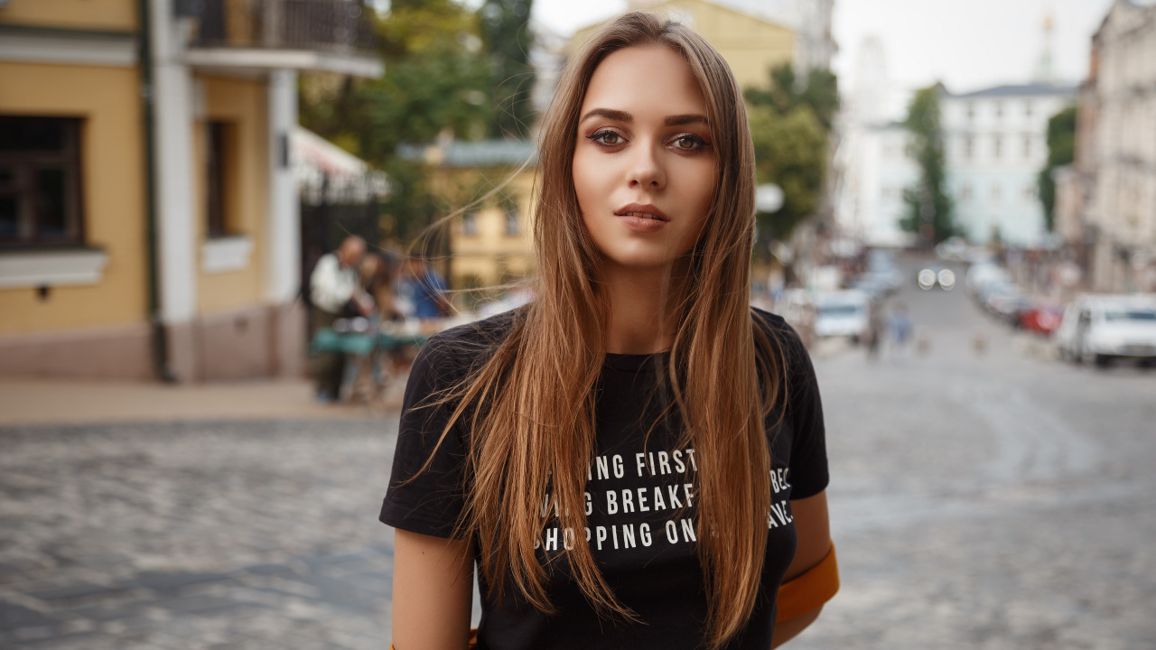 Красивая кареглазая девушка в черной футболке 