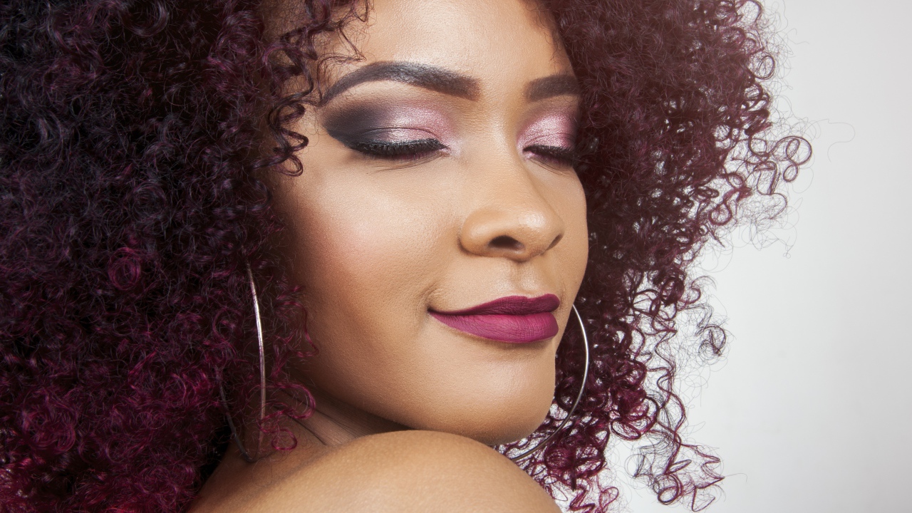 Красивая темнокожая девушка с закрытыми глазами