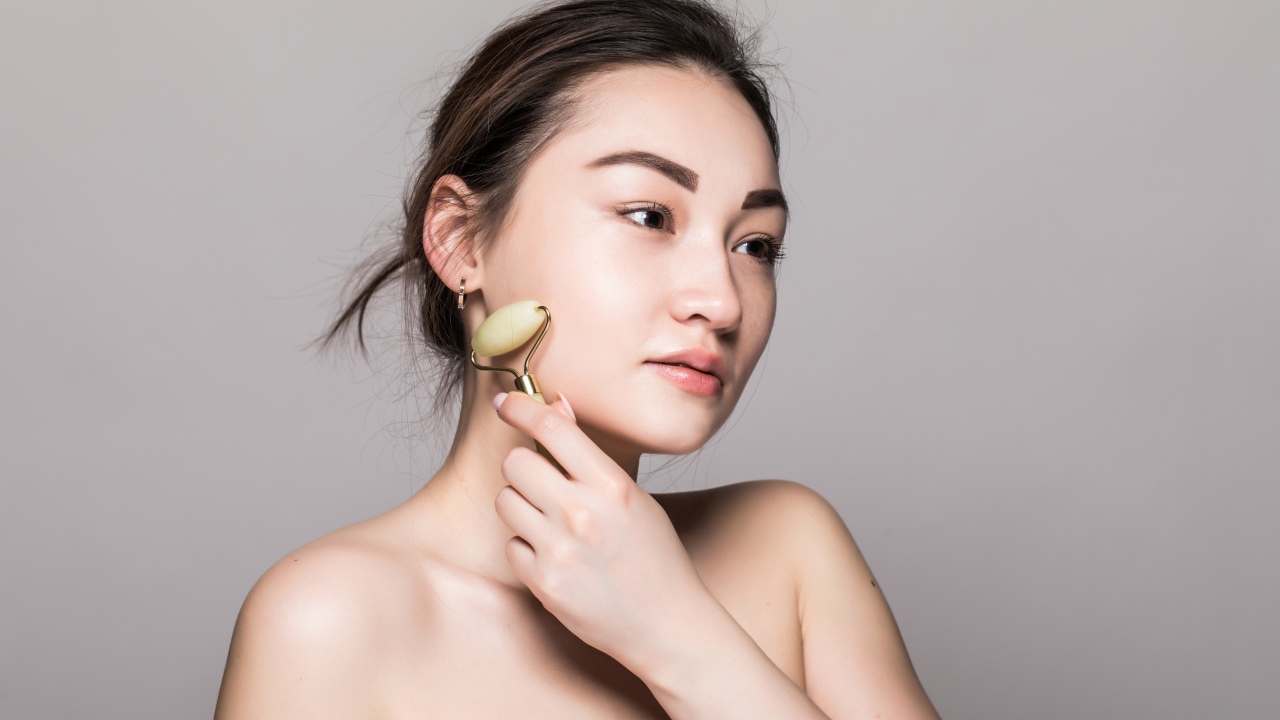 Красивая девушка разглаживает кожу лица