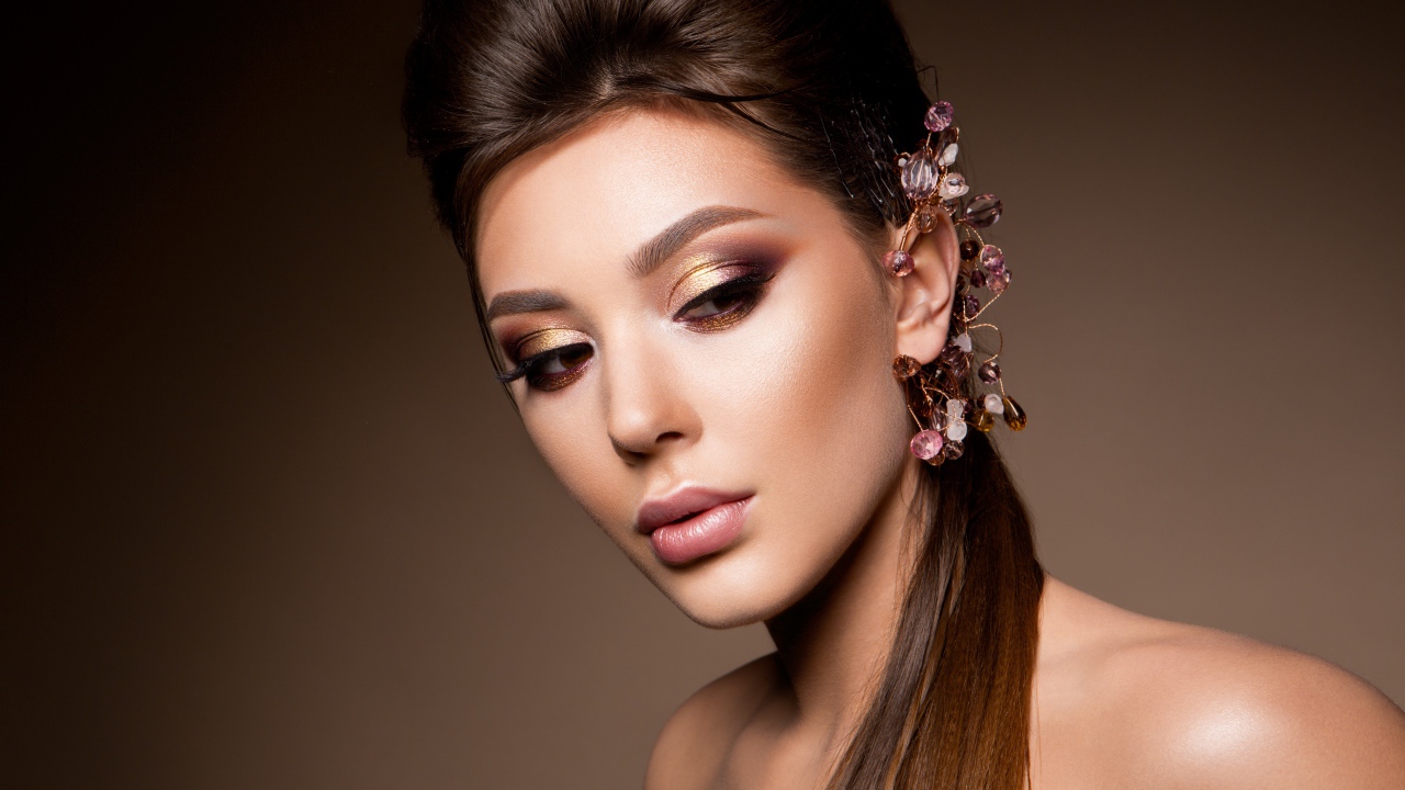 Красивая девушка с прической и украшениями в волосах 