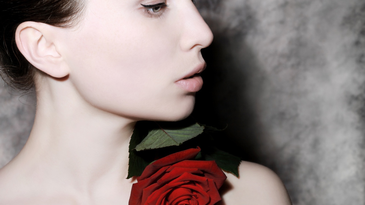 Красивая девушка с цветком розы на теле