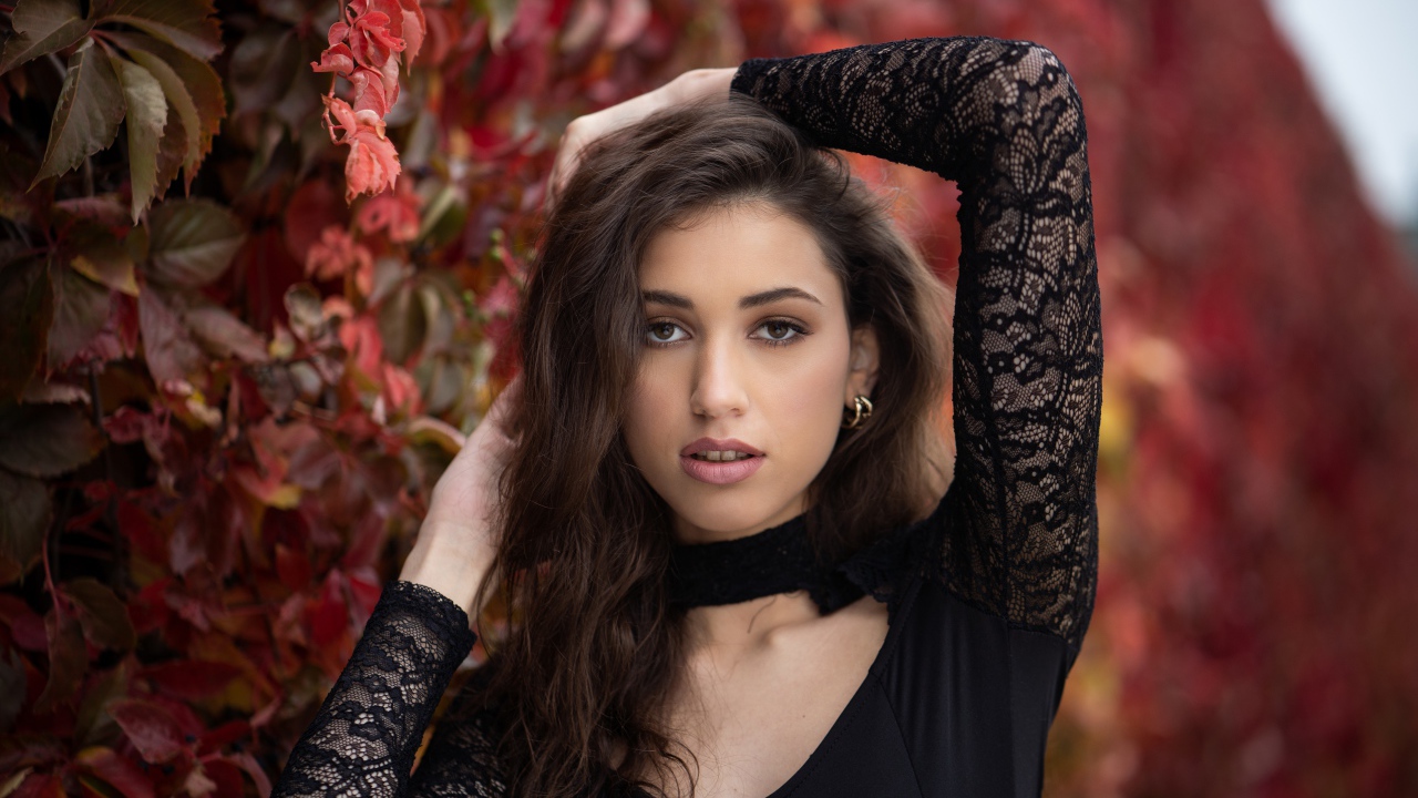 Красивая длинноволосая шатенка в черном платье