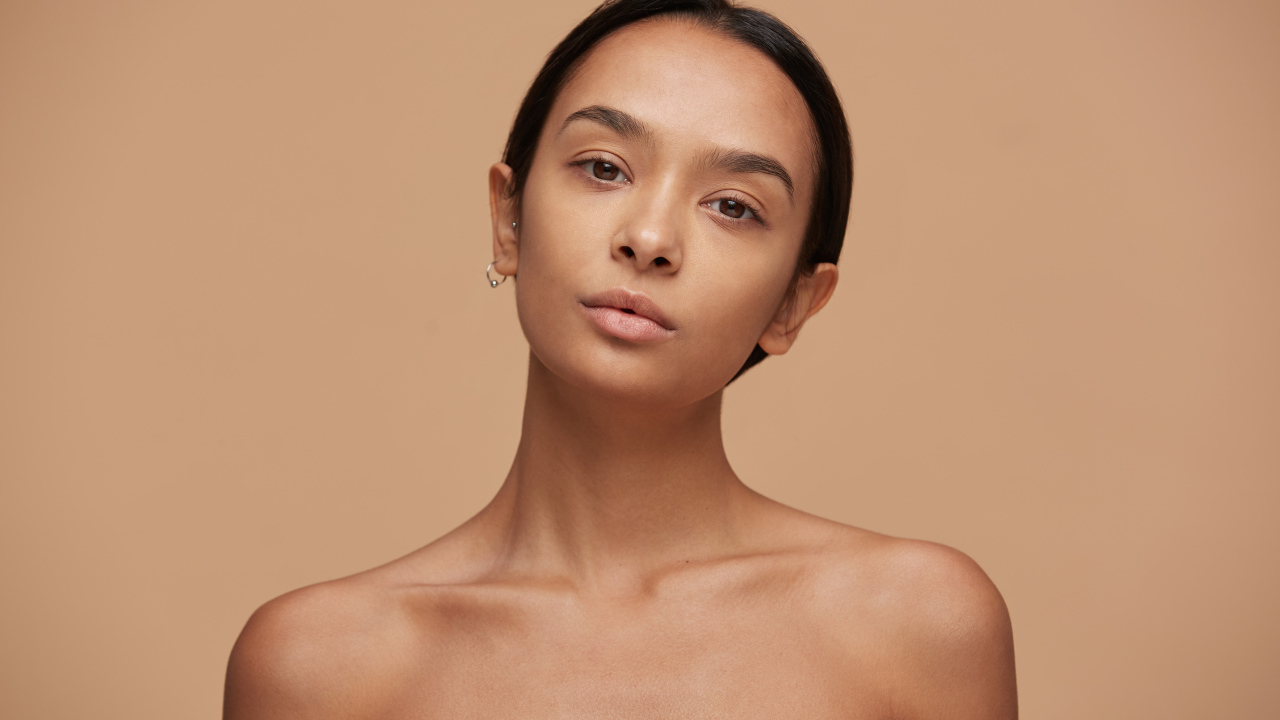 Красивая настоящая девушка с карими глазами